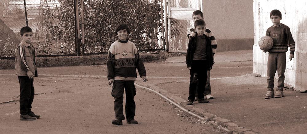 © hov - kids playing football