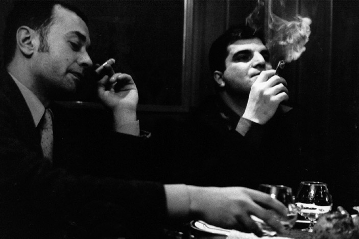 © GV - мужчины курят сигары, пьют коньяк и наве