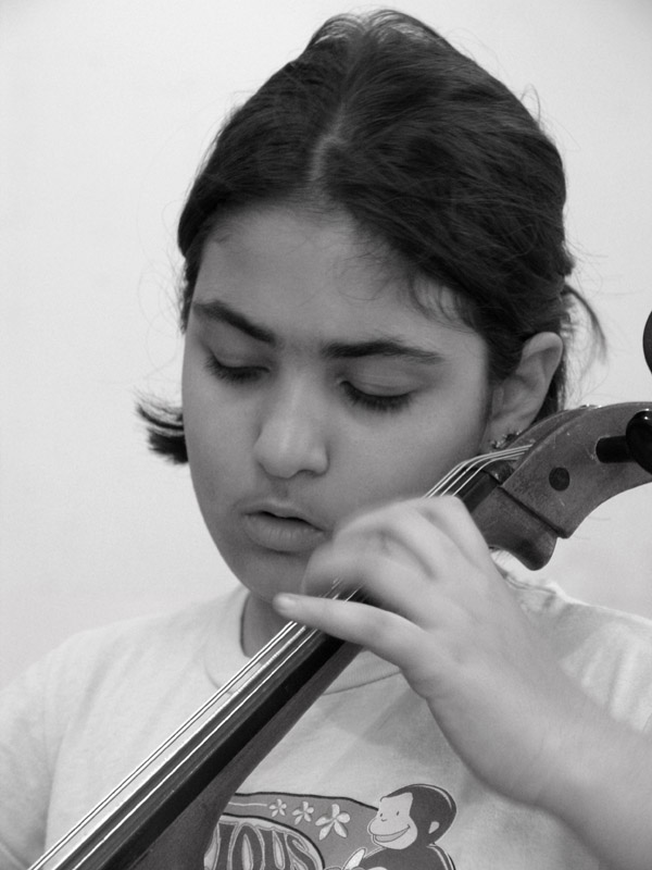 © Suren Manvelyan - Ученица и виолончель.