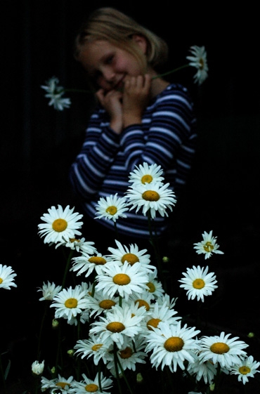 © Dominika Izdebska - Eva with flowers