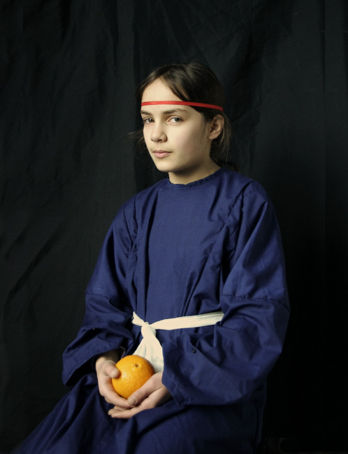 © Suren Manvelyan - Девушка с апельсином