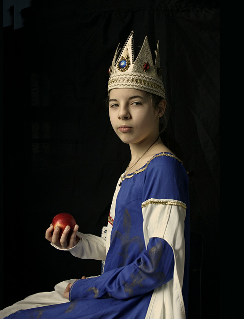 © Suren Manvelyan - Принцесса и яблоко I