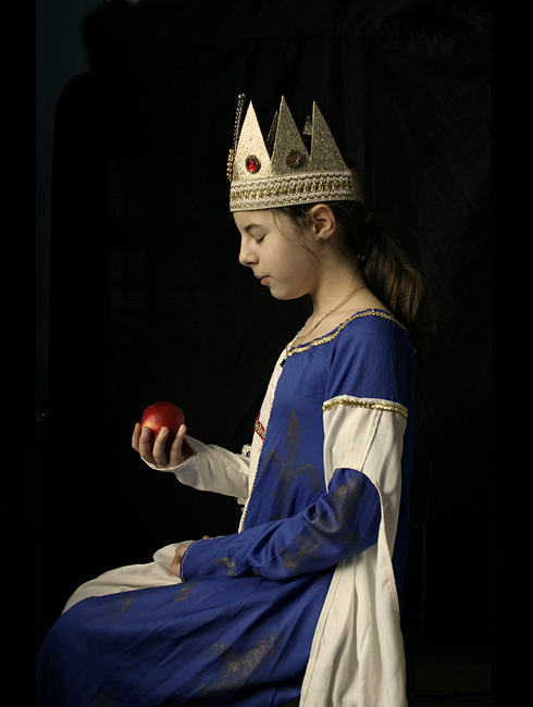 © Suren Manvelyan - Принцесса и яблоко II