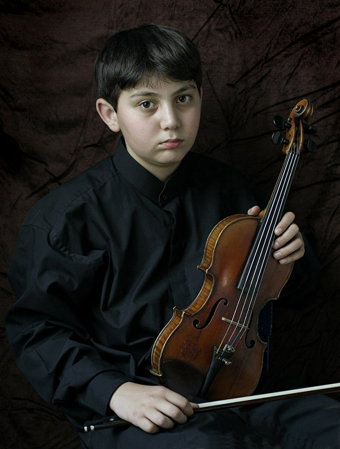 © Suren Manvelyan - Мальчик скрипач