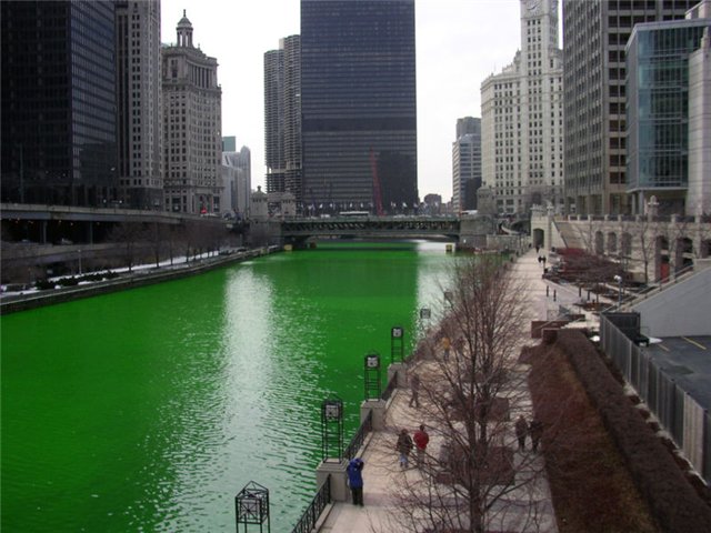 © Emma Petri - Во время празднования дня святого Патрика реку Чикаго окрашивают в зелёный цвет: