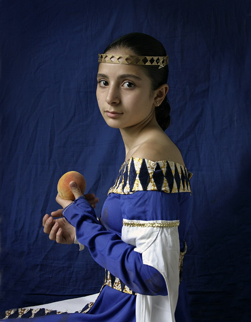© Suren Manvelyan - Девушка с персиком
