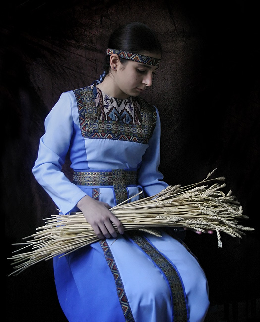 © Suren Manvelyan - Девушка с пшеницей.