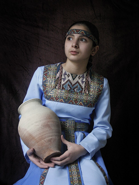 © Suren Manvelyan - Девушка с кувшином