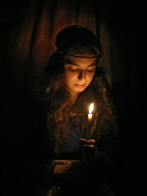 © Suren Manvelyan - Портрет девушки со свечой