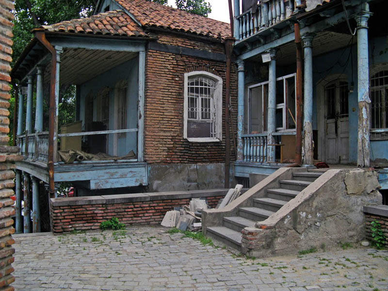 © Eduard Darchinyan - Старый домик в Тбилиси