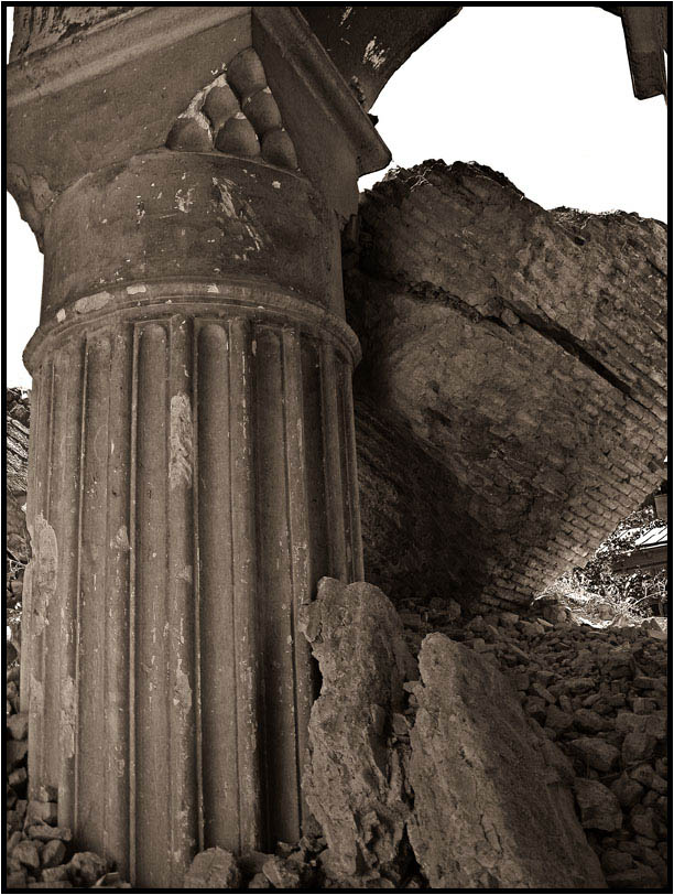 © Eduard Darchinyan - Развалины армянской церкви 