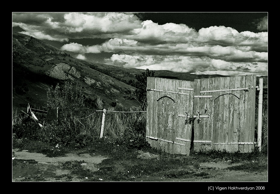 © Vigen Hakhverdyan - Gate to...