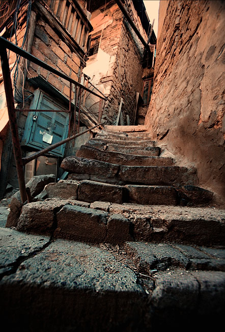 © Suren Manvelyan - Старая лестница