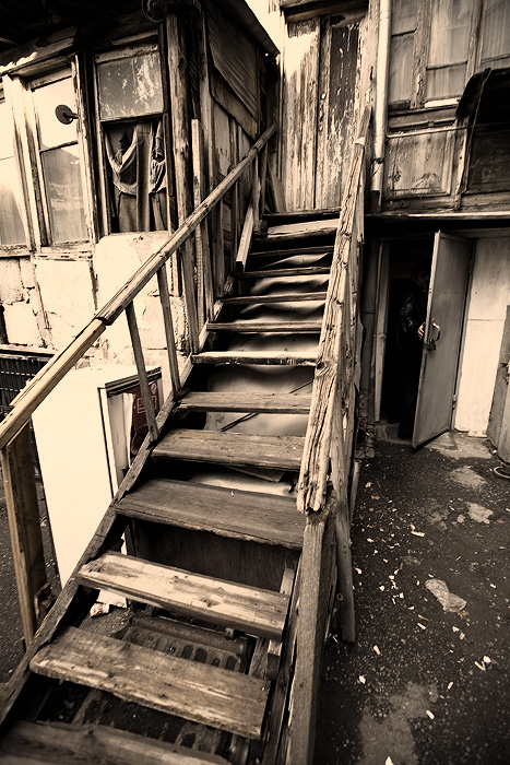 © Suren Manvelyan - Еще одна старая лестница