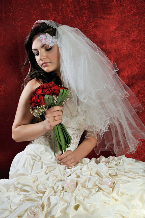 © Senekerimyan Hayk - Невеста на красном фоне