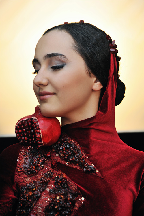 © Senekerimyan Hayk - Портрет девушки с гранатом