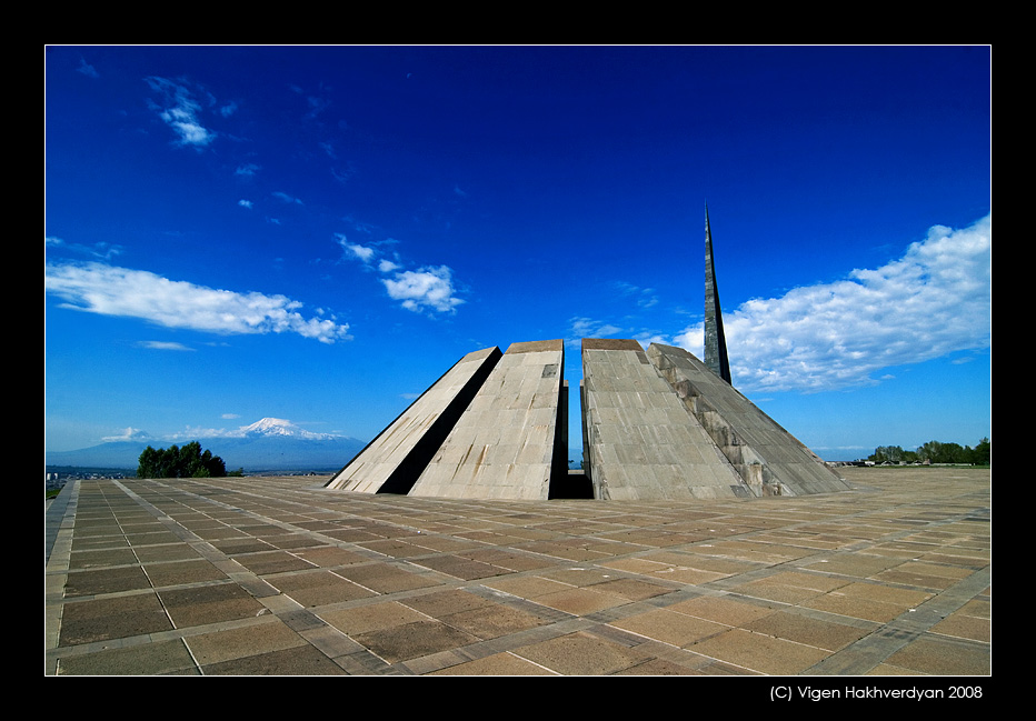 © Vigen Hakhverdyan - Memorial and Ararat