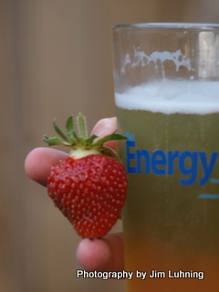 © Jim Luhning - Strawberry+beer=energy