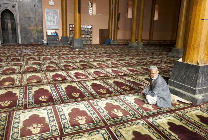 © Keith Ng - Moslem in a mosque, India