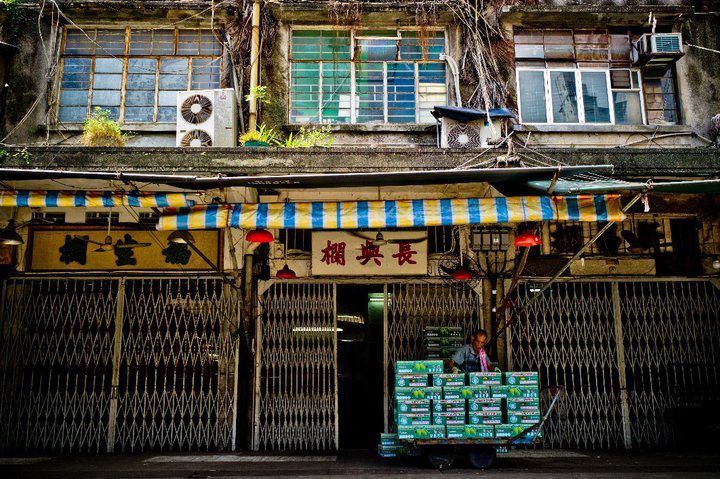 © Keith Ng - Fruit shopkeeper, Hong Kong