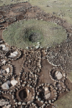 © Արա Պետրոսյան (Ara Petrosyan) - a great tomb with dromos