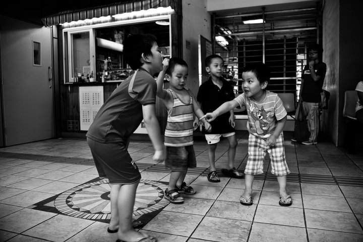 © Keith Ng - Children in wharf, Hong Kong