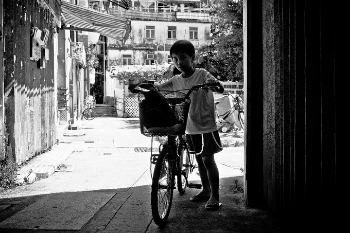 © Keith Ng - Child with bicycle, Hong Kong