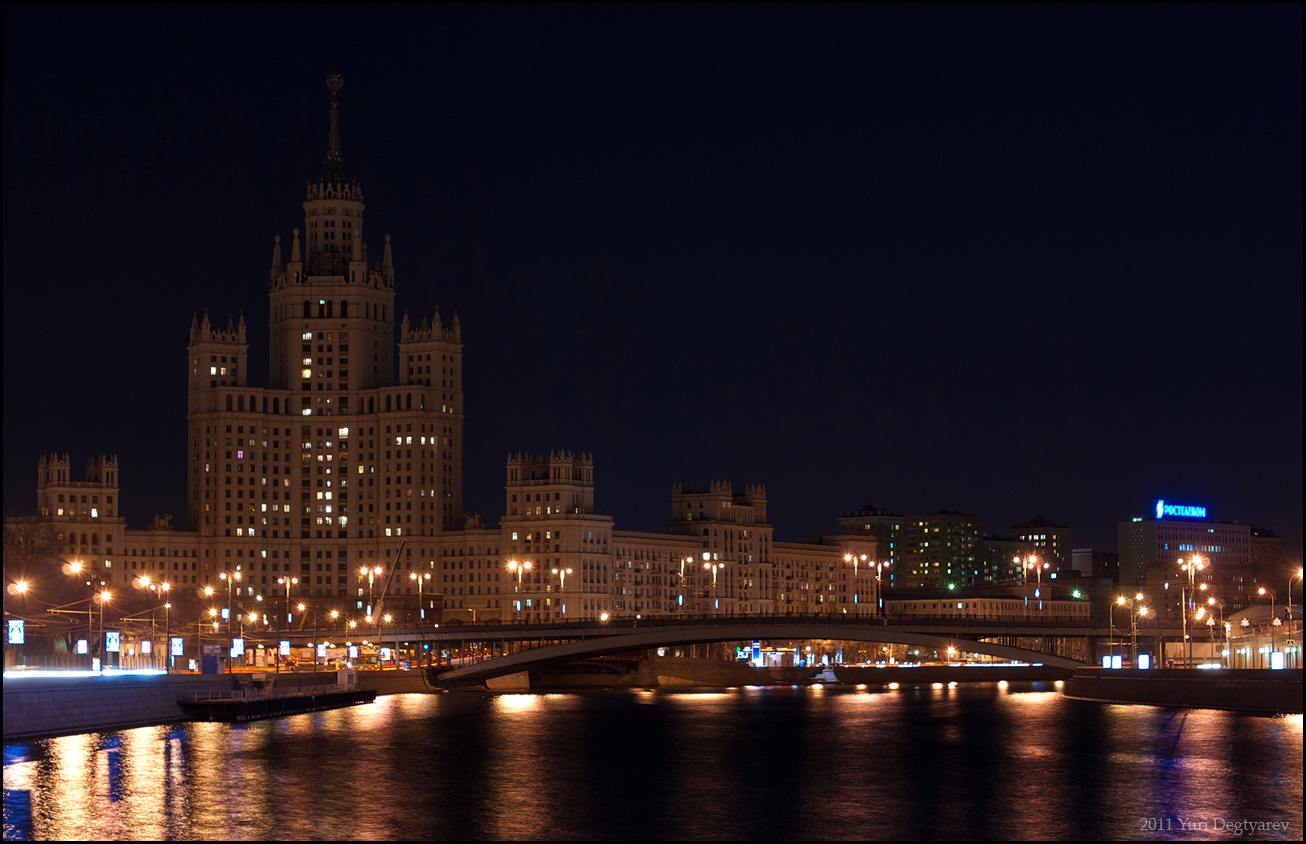 © Юрий Дегтярёв ( Yuri Degtyarev ) - - Москва. Высотка на Котельнической набережной (Час Земли). -