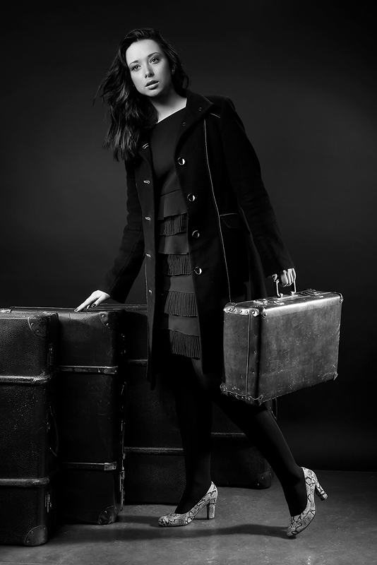 © Дмитрий Багдасарьян - Портрет девушки с маленьким чемоданчиком