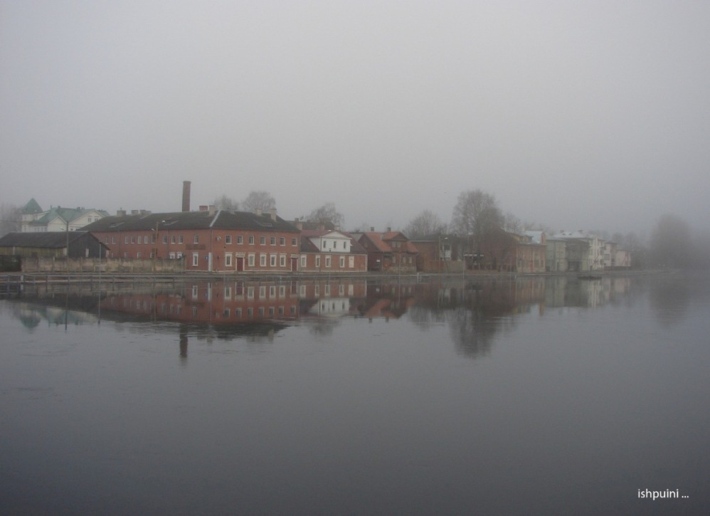 © Tigran Kuchatyan - Tartu : main river vanishing in mist of early morning