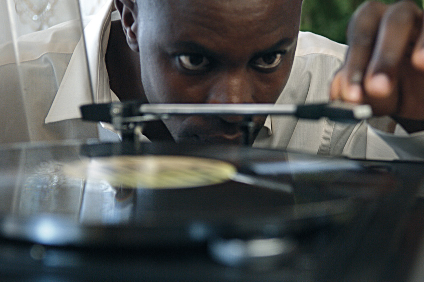 © Fabrice Boutin - Blue Africa - Washington playing a vinyl in Durban