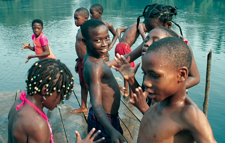 © Fabrice Boutin - Blue Africa-kids playing in Cameroon River