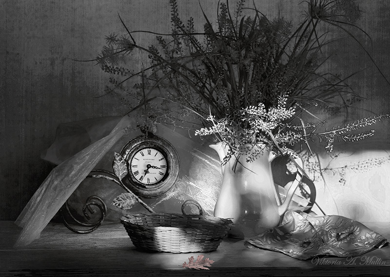 © Viktoria Mullin - The old clock still-runs
