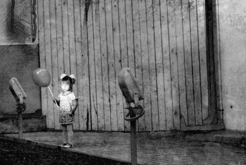 © Polina Dolbina - девочка с шариком
