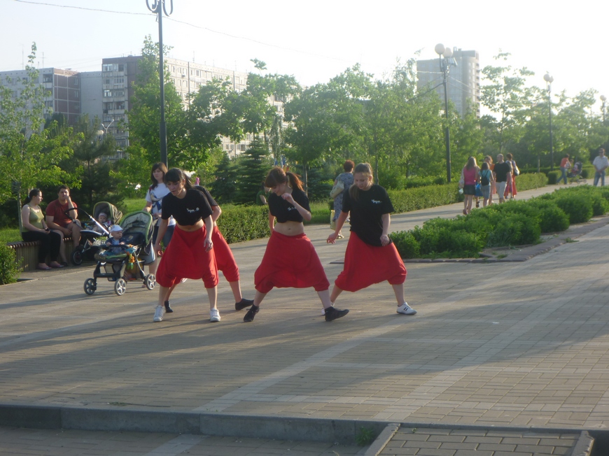 © Vladimir Morzh - Танец в парке