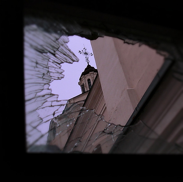 © Vladislav Vinckovskij - Вид смотрящему из мрака сквозь разбитое окно