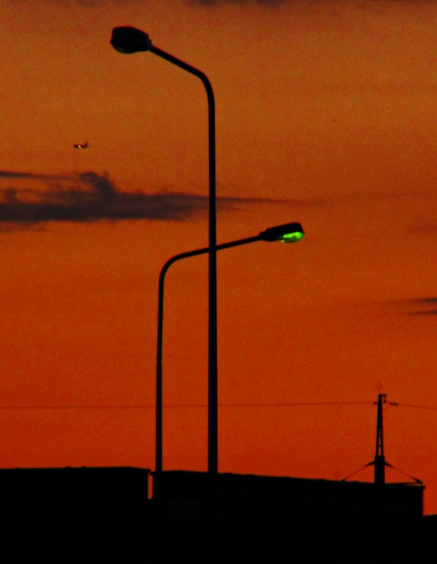 © Vladislav Vinckovskij - Самолет, оранжевое небо, фонари