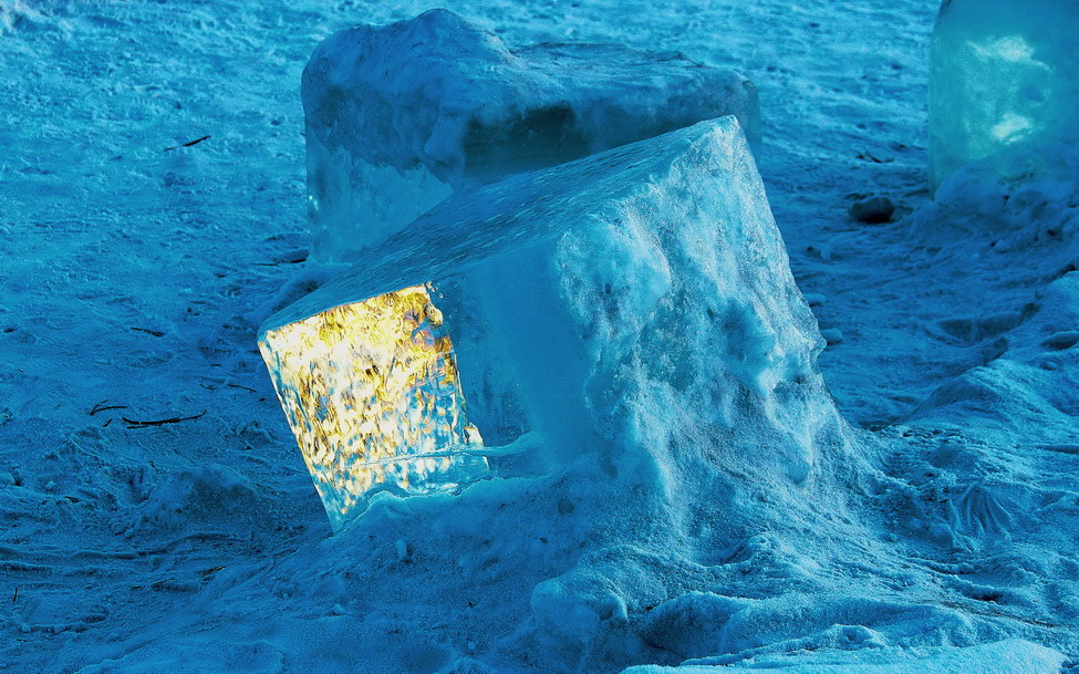 © Aleksandr Yakubin - a piece of ice in the sunset