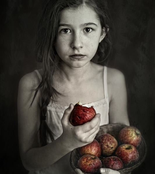 © bozena Nitka - girl with apples