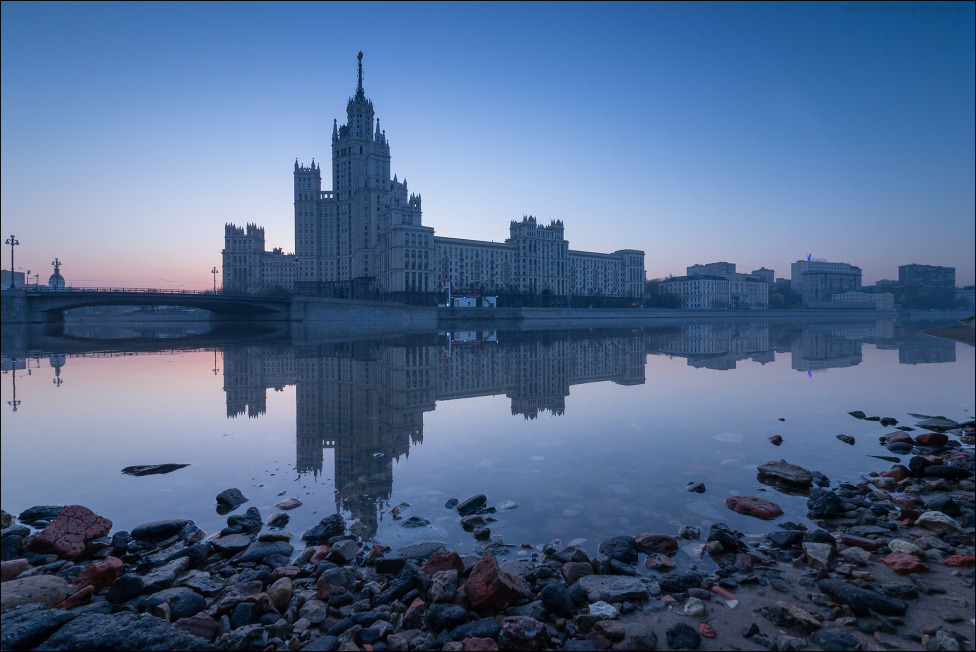 © Юрий Дегтярёв ( Yuri Degtyarev ) - Russia. Moscow. The Stalinist skyscraper at Kotelnicheskaya embankment.