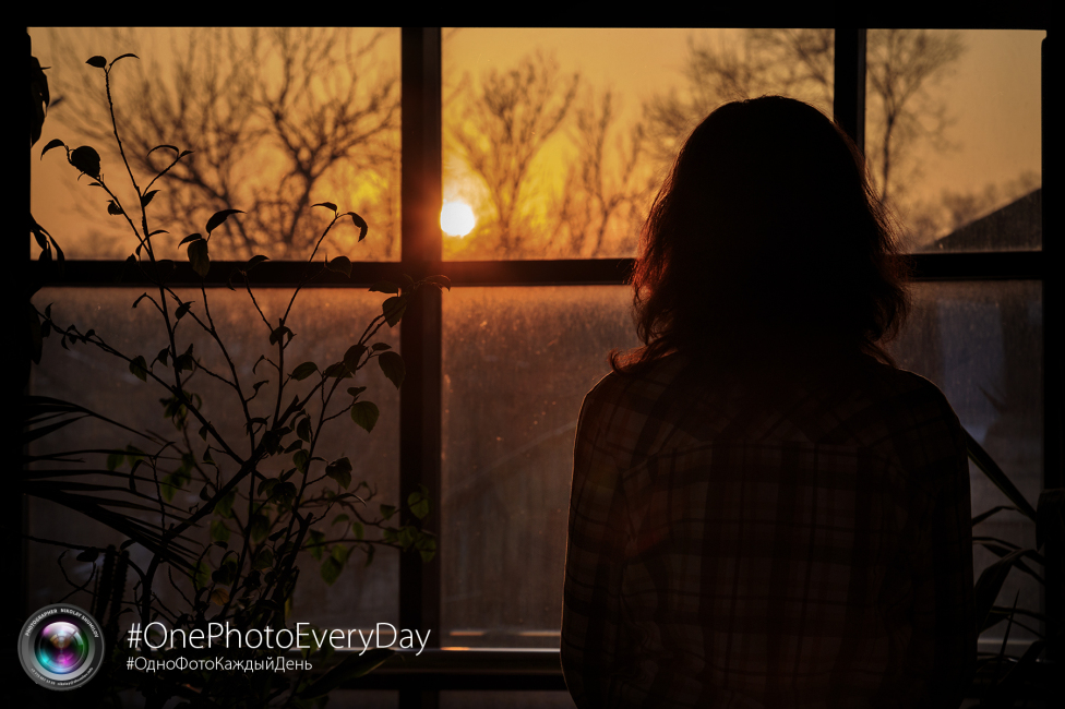 © Nikolay Shumilov - Contemplation of the sun at the dirty window