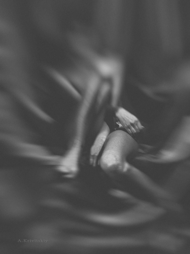 © Alexander Krivitskiy - Портрет формы ноги очень красивой девушки в полутораметровой студии. Portrait of the shape of a very beautiful girl's legs in a five-meter studio.